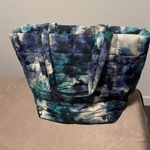 Lululemon quilted grid tote bag
